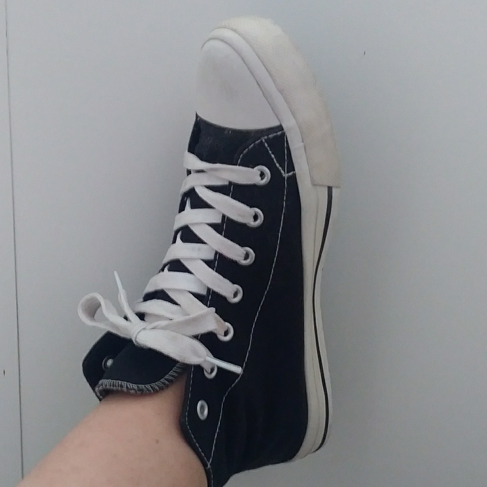 High top sneaker
